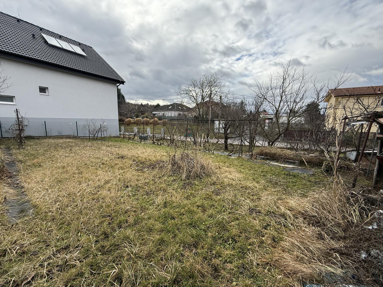 Pozemok so starším rodinným domom na predaj – Plavecká 15
