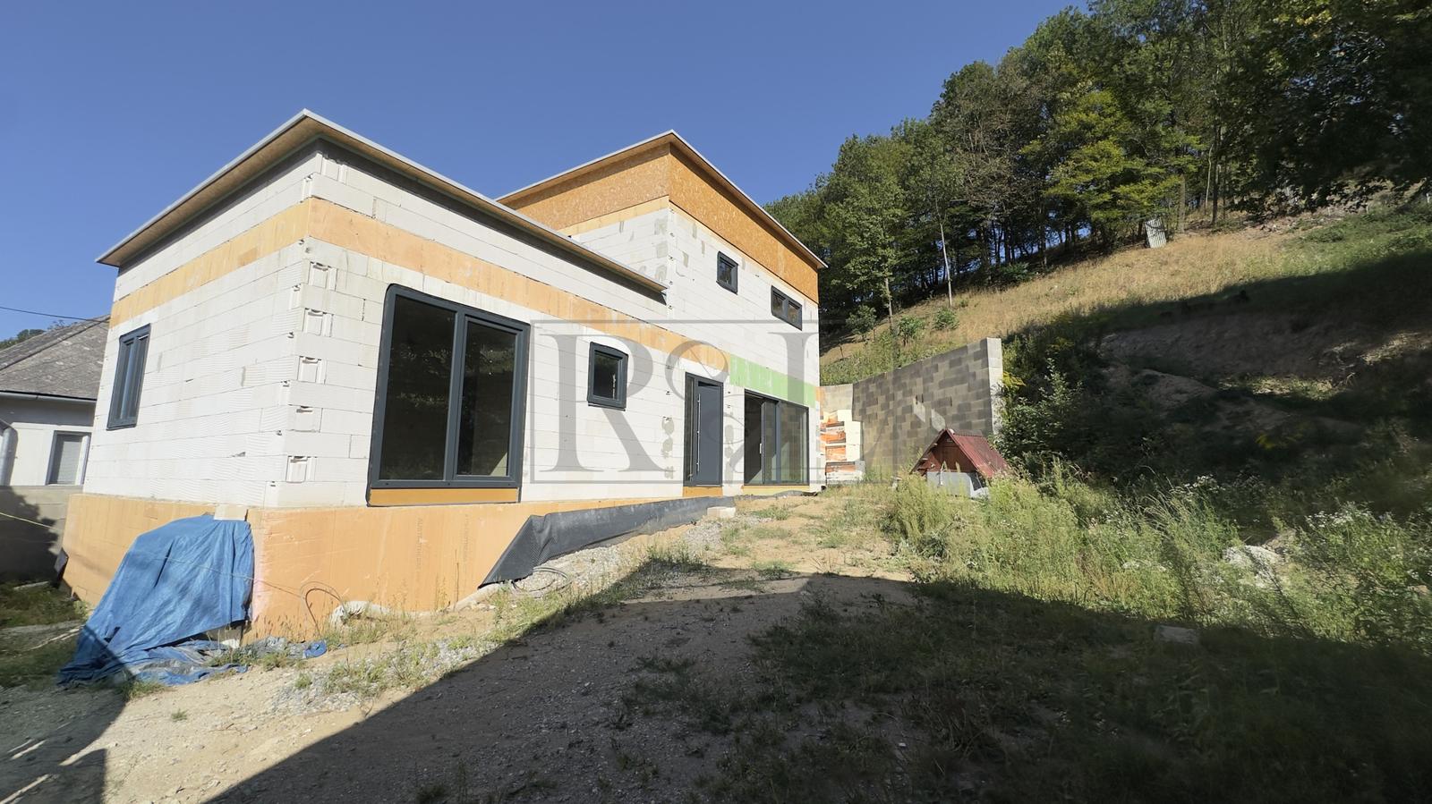 Novostavba moderného domu, rozostavaná, Trebejov, pozemok 1594 m2