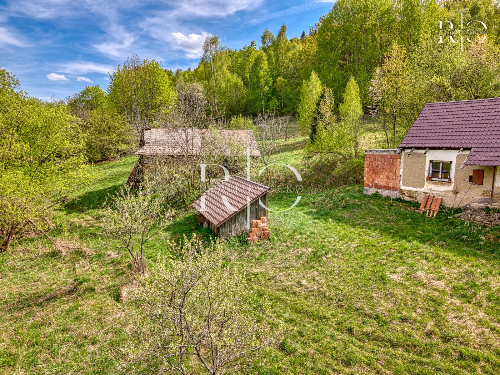Na predaj pozemok a stavby,  38 000m2, Poltár