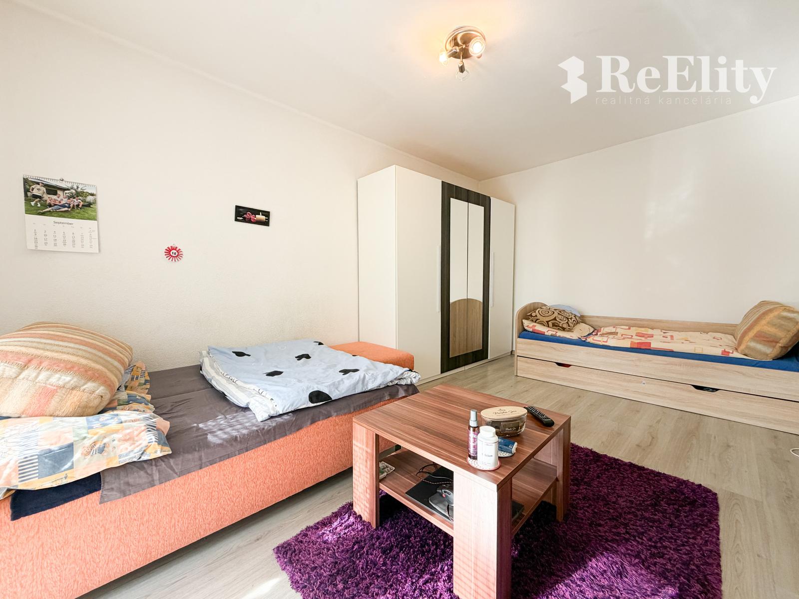 *REZERVOVANÝ* VEĽKOMETRÁŽNY 1-IZBOVÝ BYT S LOGGIOU V MARTINE – PODHÁJ | 42,66 m²