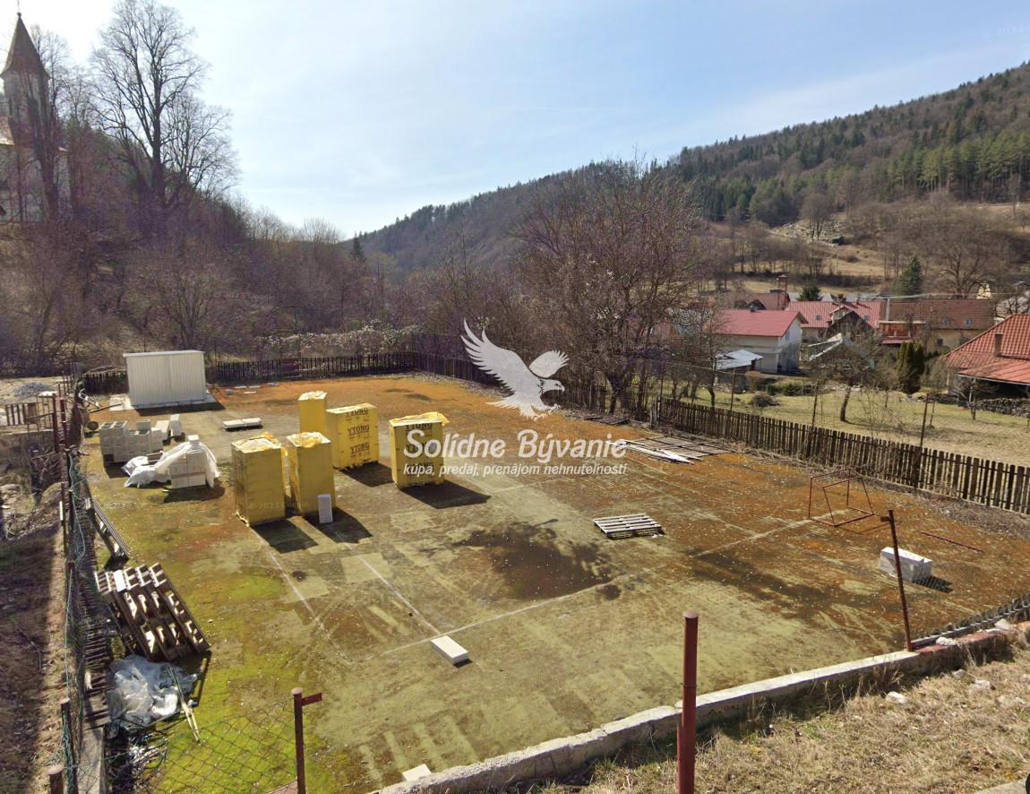 Exkluzívne na predaj slnečný pozemok pre stavbu RD pri BB