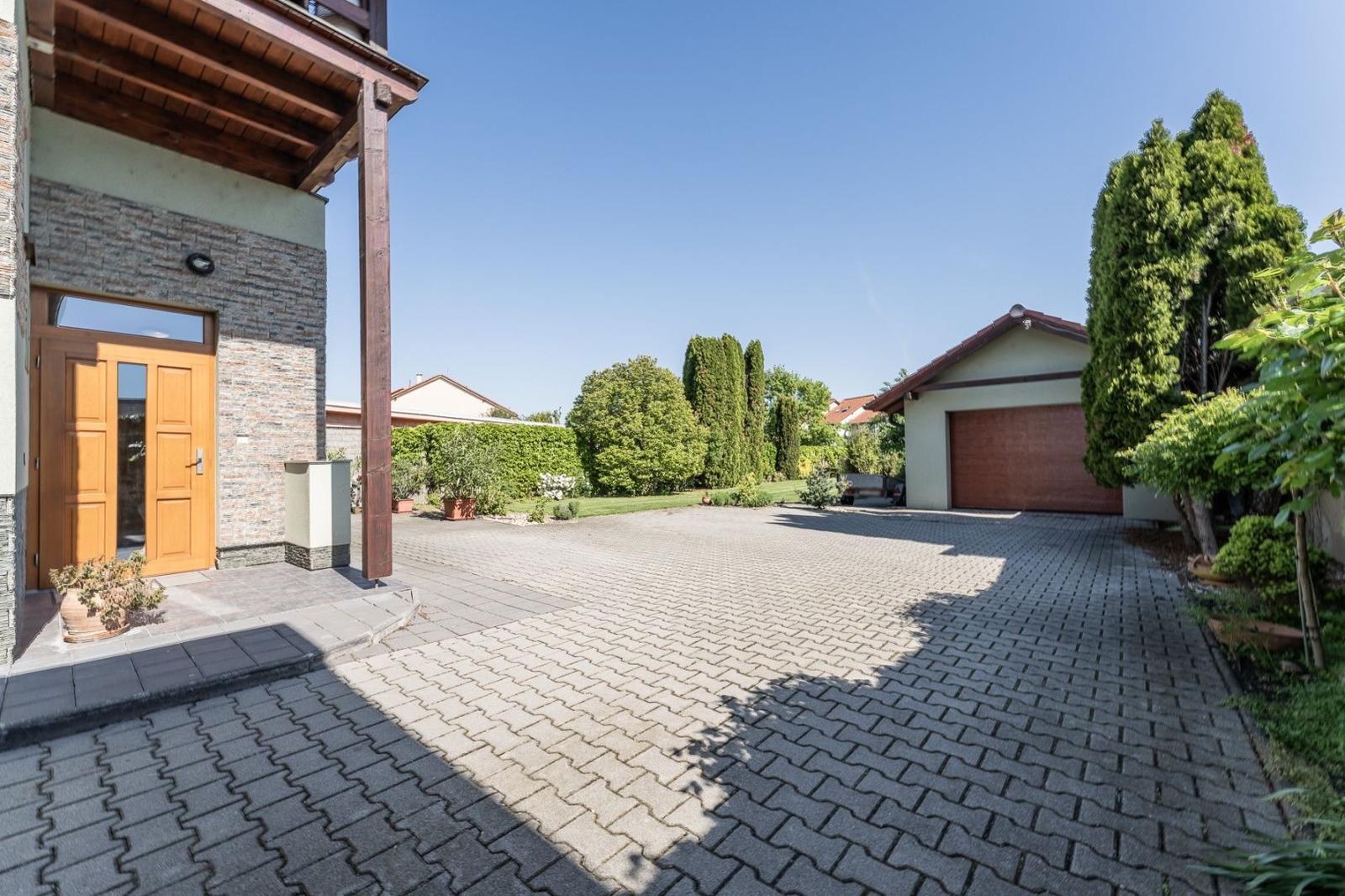 RealityDS - Predaj 5 izb. rodinného domu, garáže s altánkom na 8 á pozemku, Dunajská Lužná – fotka 2