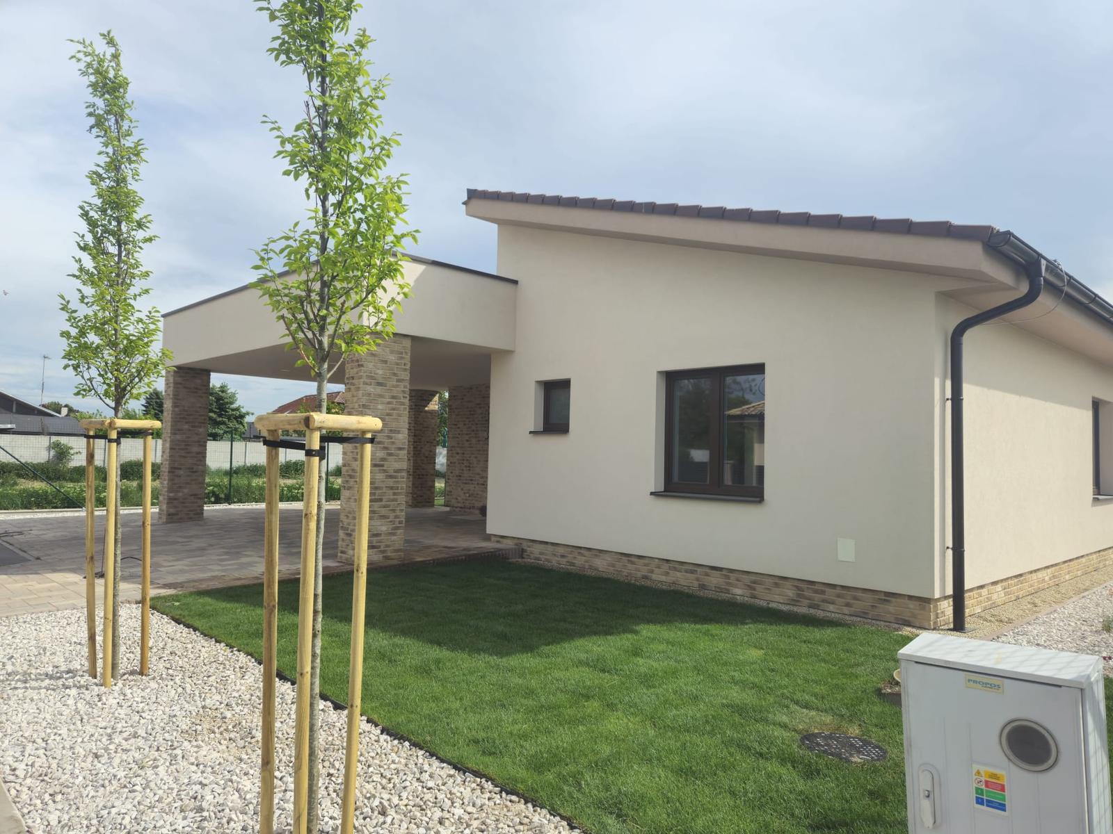 REZERVOVANÝ - Predaj - 4 izb. NOVOSTAVBA BUNGALOVU  s 3 parkovacími plochami na 5,60 á pozemku, Šamorín