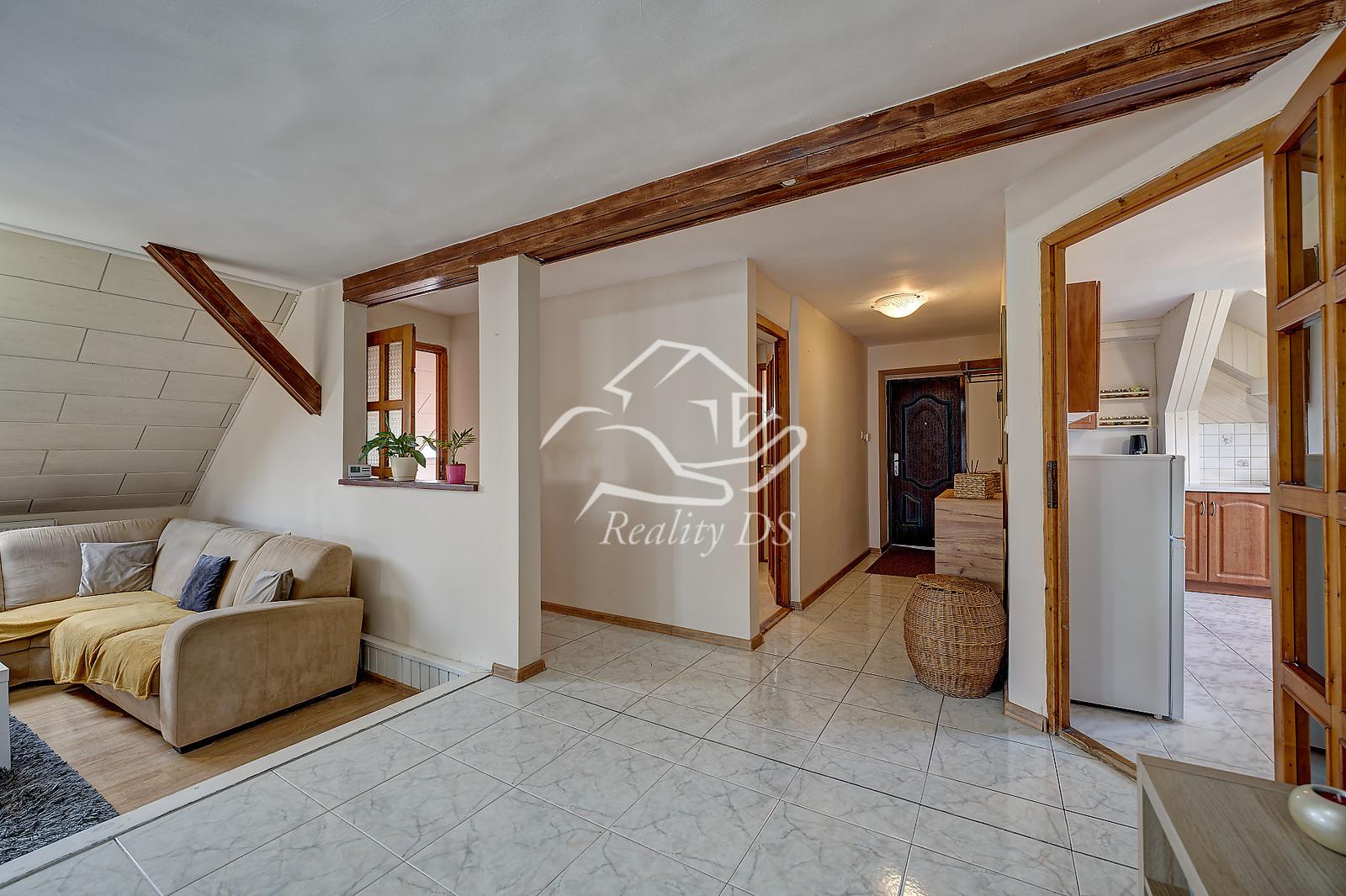 RealityDS – Prenájom priestranného 2,5-izbového podkrovného bytu so samostatným vstupom – 127 m2, Dunajská Streda, Gy. Szabóa – fotka 2