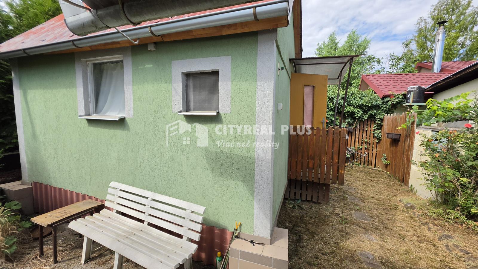 NOVINKA Predám  zeriadenú chatku pri jazere RT Nové Zámky