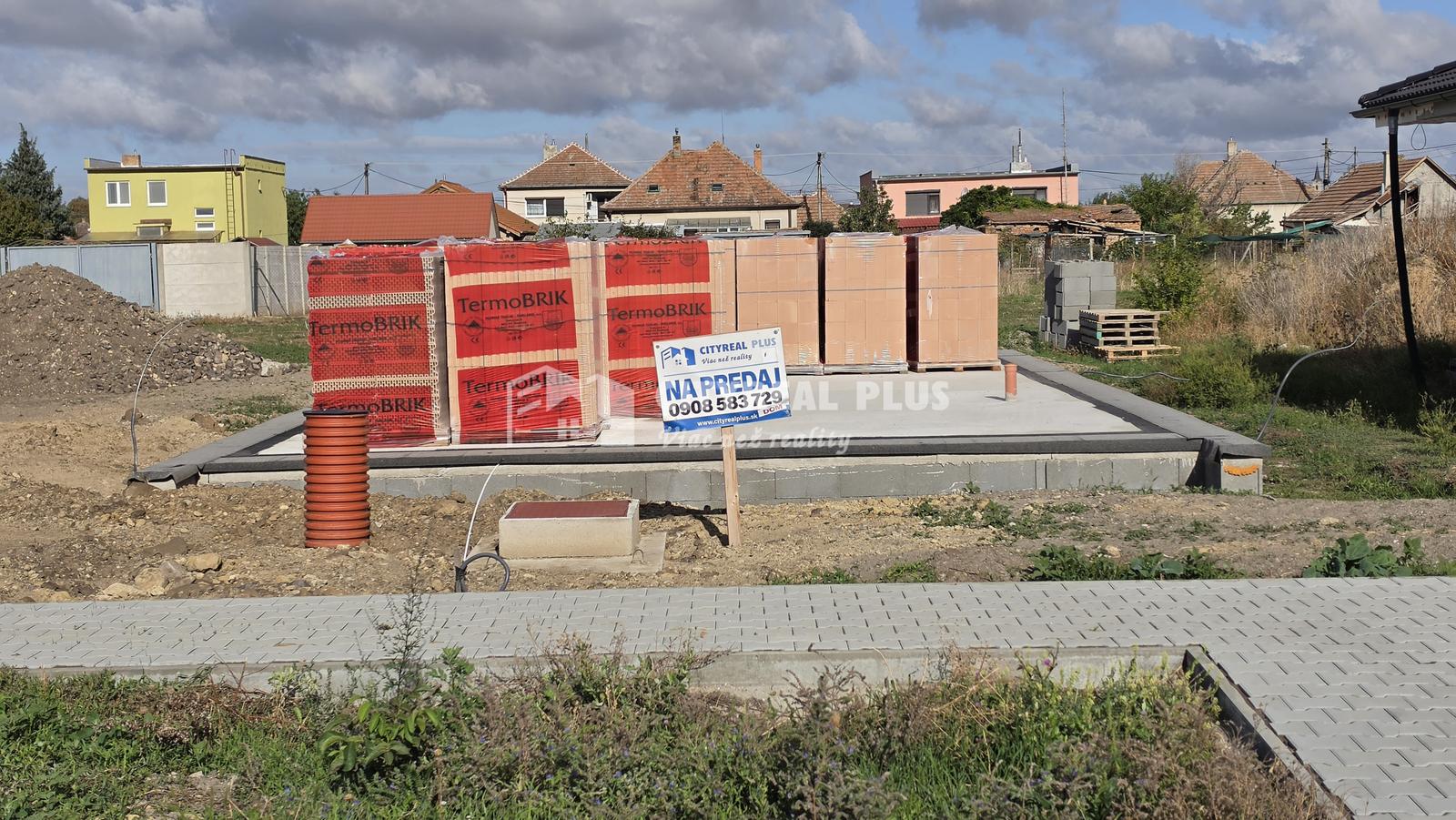 Ponúkam na Predaj 3 izbový dom v stave Hrubá stavba Dvory nad Žitavou
