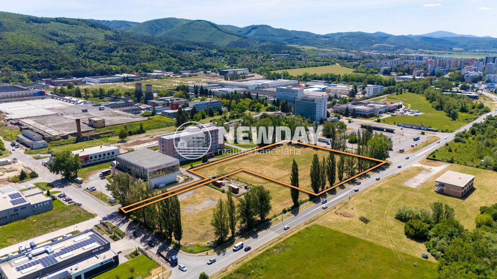 NEWDAY | NA PREDAJ lukratívny stavebný pozemok vedľa hlavného ťahu | občianska vybavenosť, výroba, sklady... | Dubnica nad Váhom | 14 011 m2