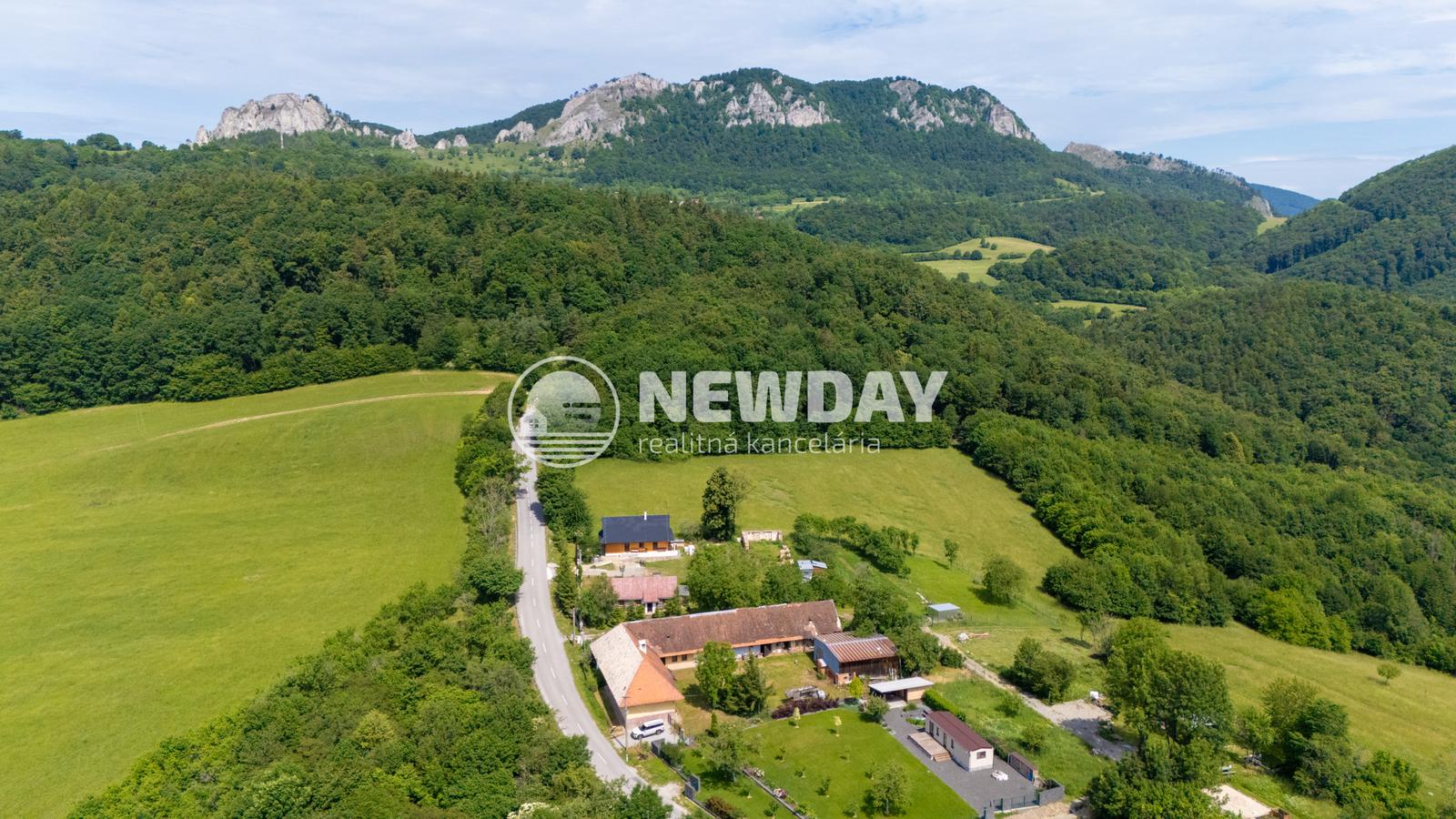 NEWDAY | NA PREDAJ | rekreačný stavebný pozemok (1221 m2) pod Vršatcom s chalupou a plechovým skladom | Horné Dúžavy
