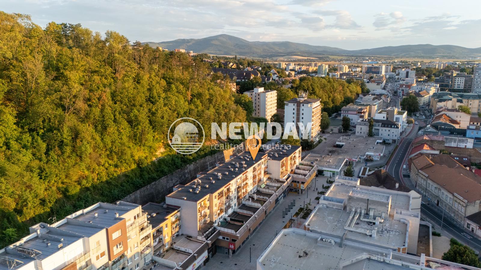 NEWDAY | NA PREDAJ | 3-izbový byt s lodžiou s výhľadom na centrum Trenčína | Hviezdoslavova | 62,5 m² – fotka 2