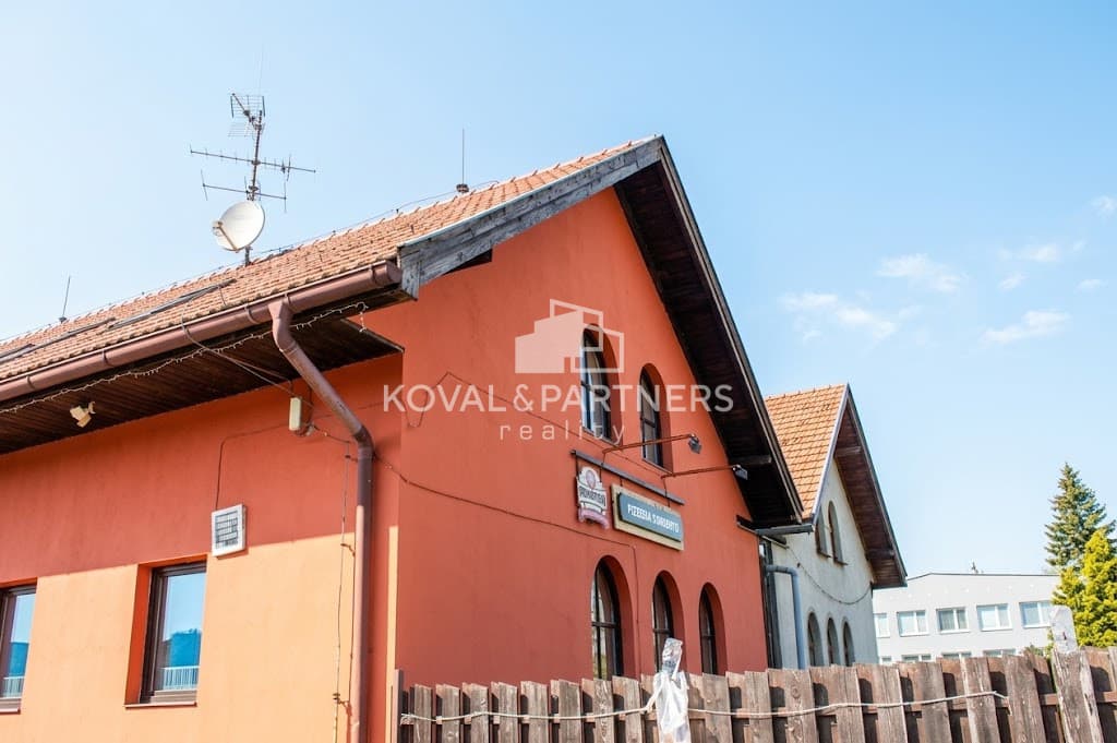 Reštaurácia a priestranný 4-izbový byt na predaj – Rišňovce (15 km od Nitry) – fotka 2