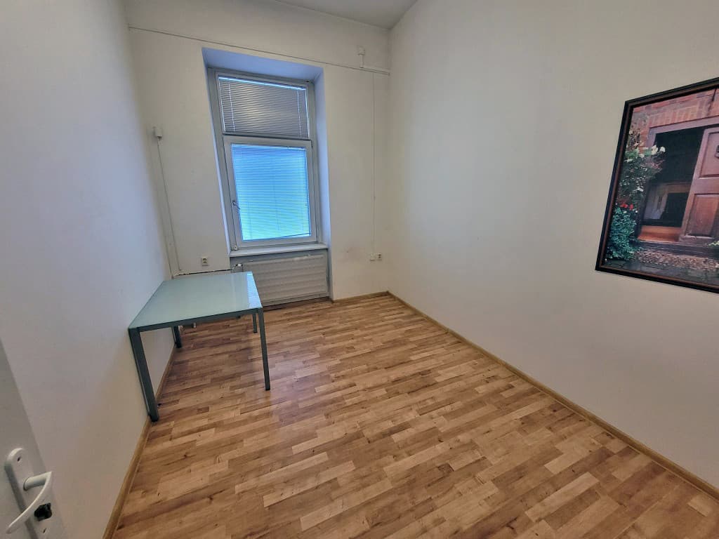 Kancelária s parkovaním v centre Nitry na prenájom – fotka 2