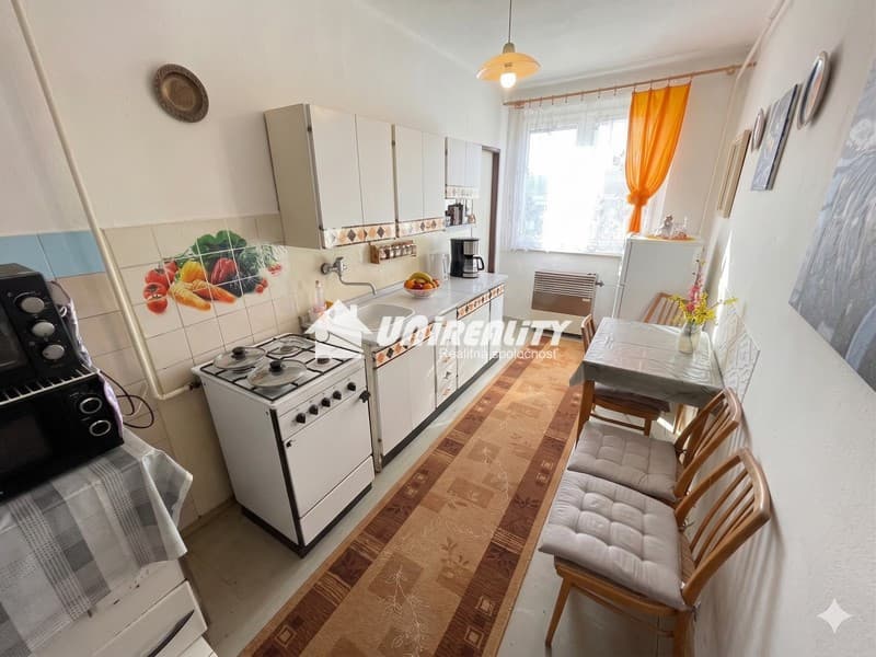 HORNÉ NAŠTICE - Priestranný 3-izbový byt s balkónom / 74 m2