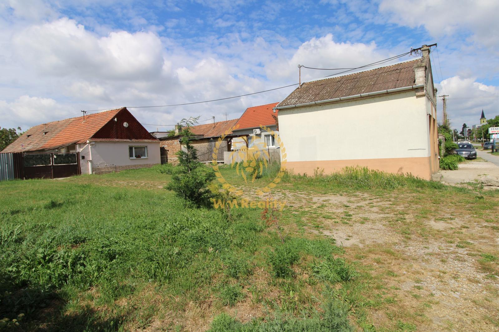 NA PREDAJ - Pozemok s predajňou v centre Šoporne – fotka 2
