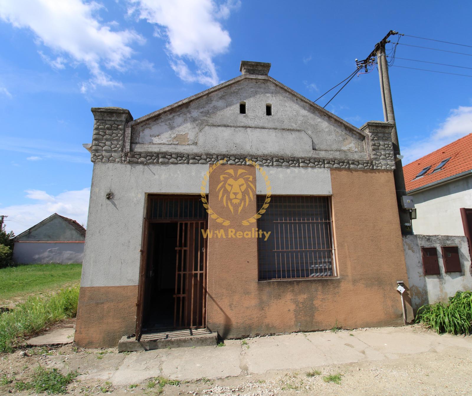 NA PREDAJ - Pozemok s predajňou v centre Šoporne