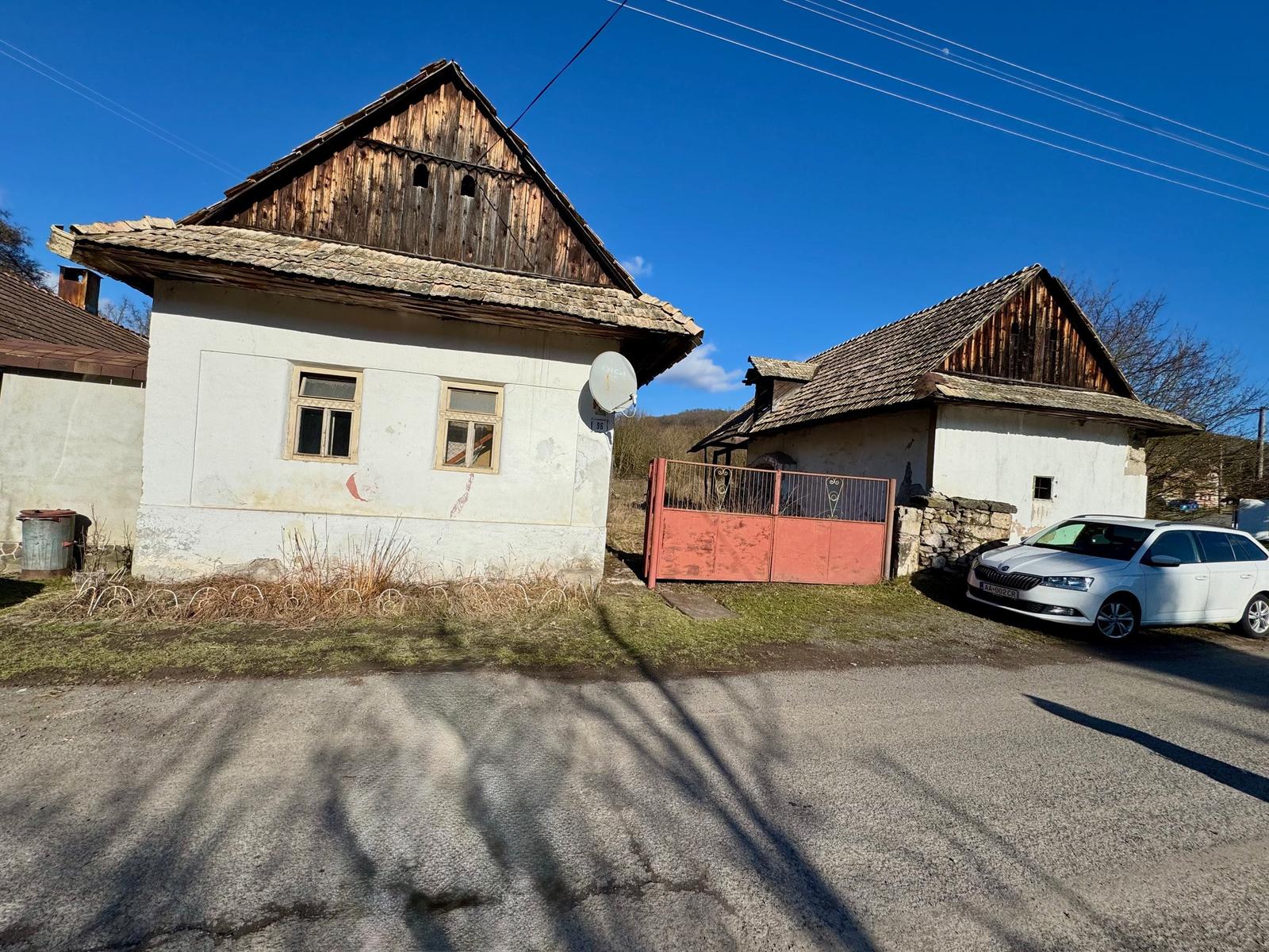 NA PREDAJ: Tradičný 3-izbový kamenný dom s veľkým pozemkom – Kráľovce-Krnišov – fotka 2