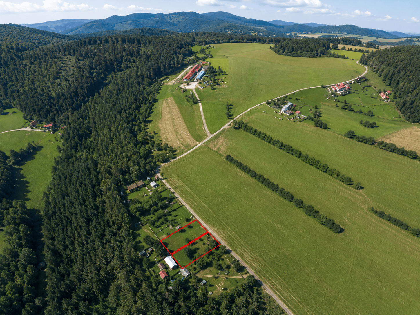 Dva slnečné pozemky - spolu 990 m² | Stará Hora – Krupina | voda na pozemku, elektrina pri pozemku