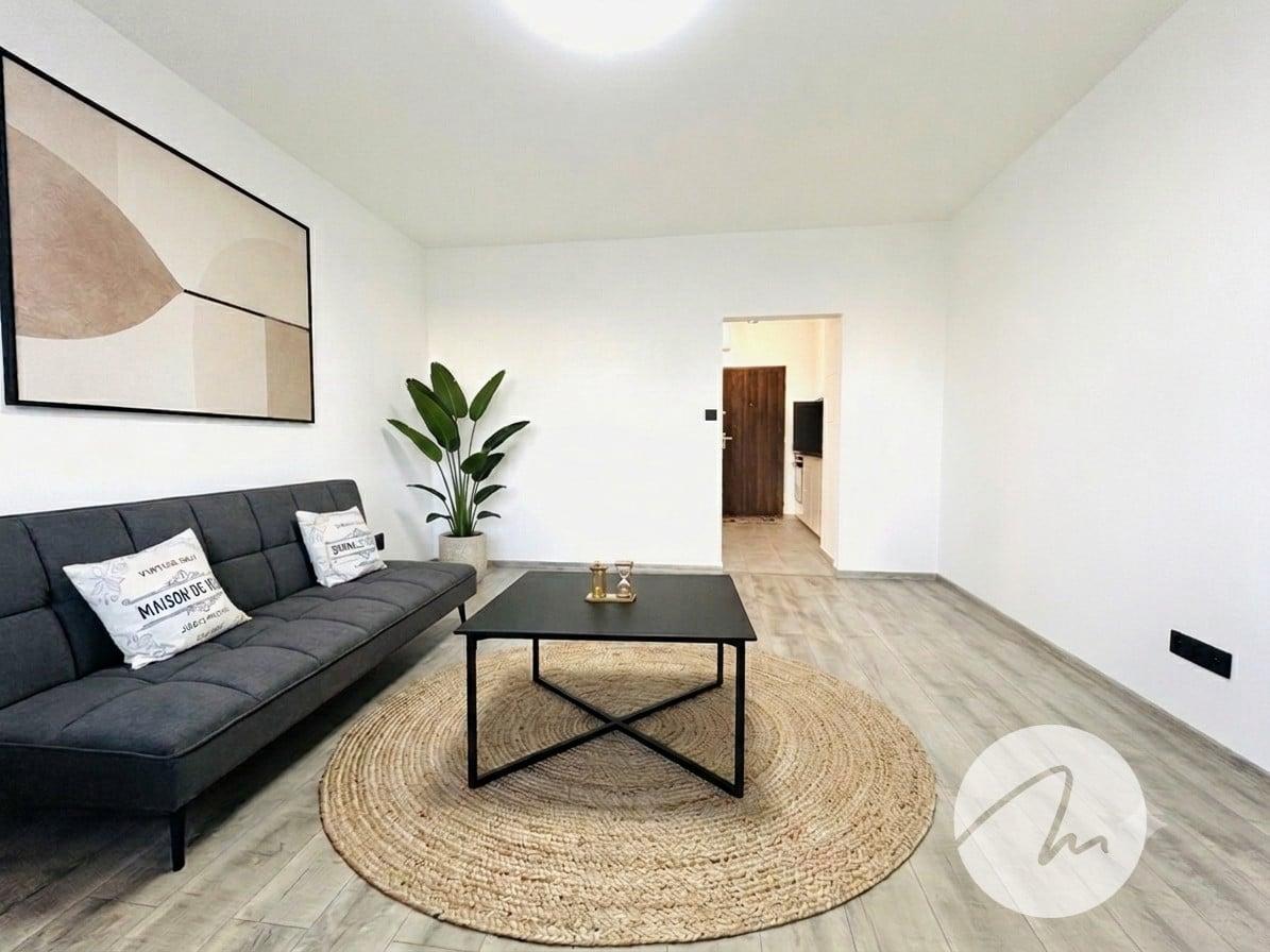 NA PREDAJ- 1-IZBOVÝ BYT 32,6 m²- KOMPLETNE ZREKONŠTRUOVANÝ -ROVNIANKOVÁ-PETRŽÁLKA