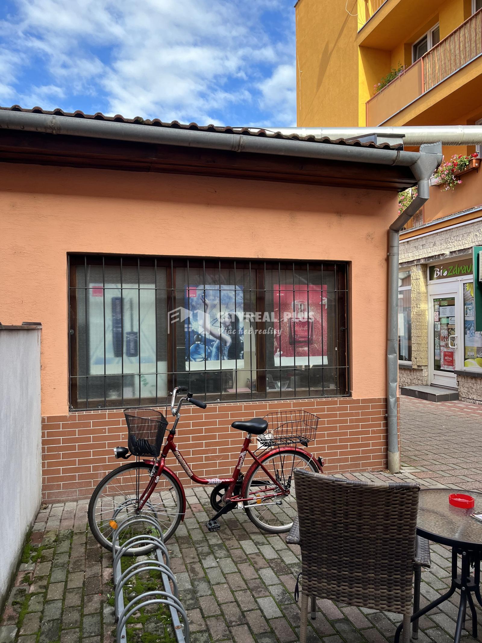 Ponúkame Vám na prenájom obchodný priestor v centre mesta Nové Zámky – fotka 2