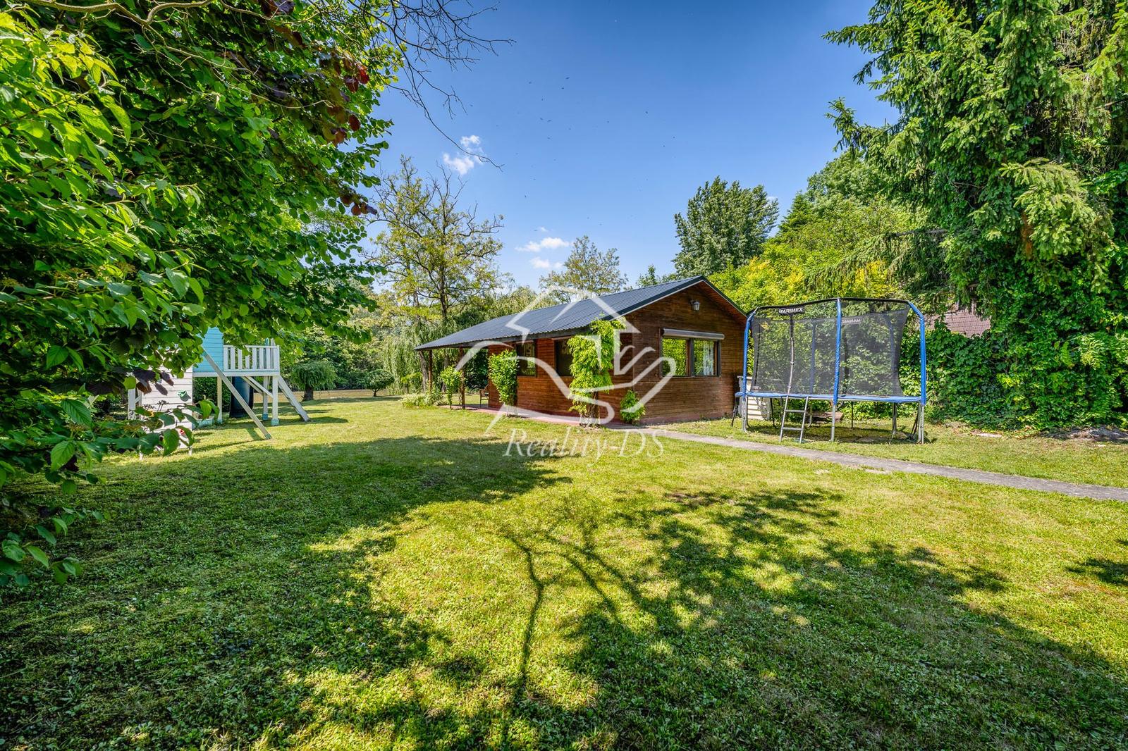 RealityDS - PREDAJ - 🌳Slnečný pozemok s chatkou priamo na brehu Malého Dunaja v Potônskych Lúkach🌳 Ticho! Pokoj! Vôňa prírody! – fotka 2
