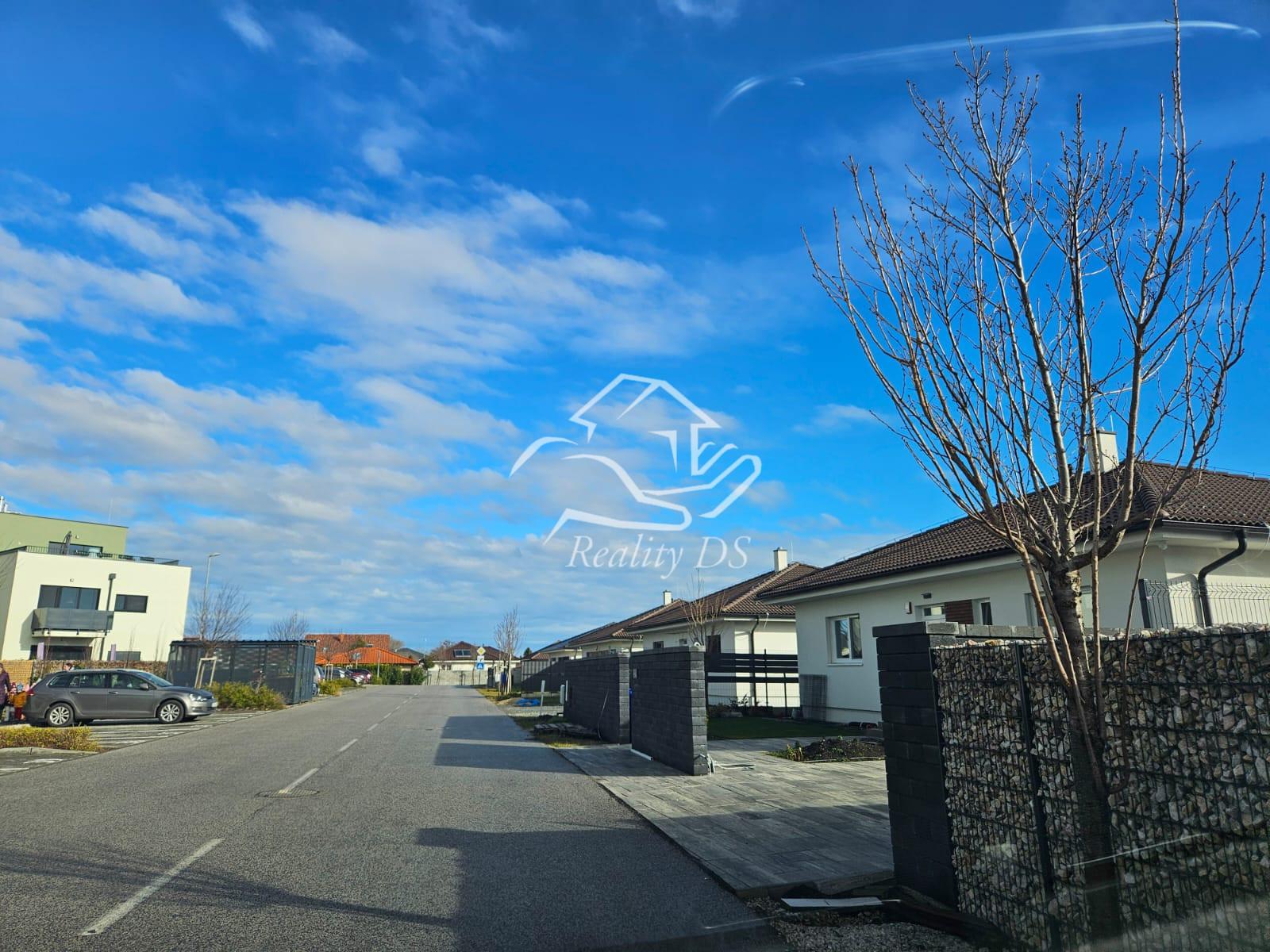 ZAČNITE STAVAŤ IHNEĎ! Stavebný pozemok | 723 m² s projektom domu |  Platné stavebné povolenie | Všetky IS |  Vrátane kanalizácie – Kvetoslavov