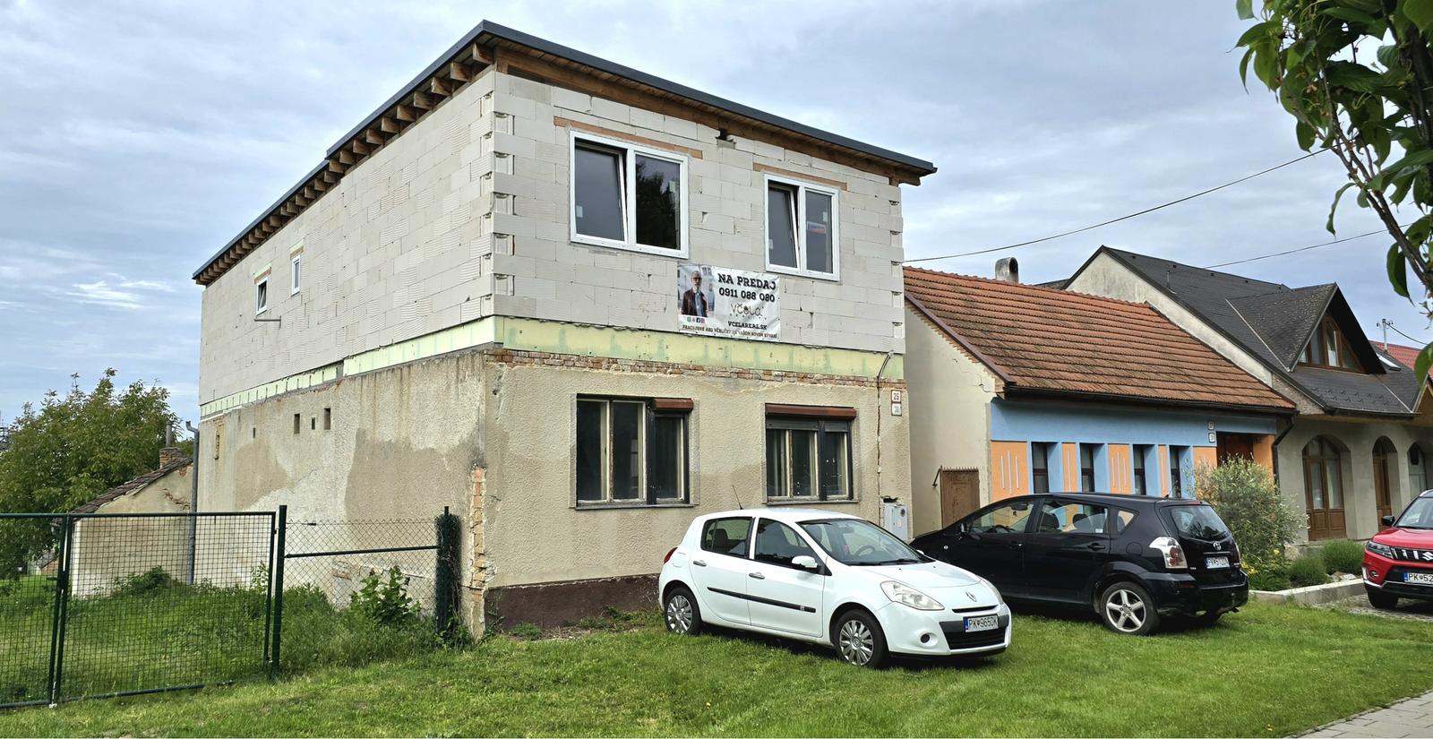Na predaj rozostavaný dvojgeneračný RD v centre Šenkvíc.