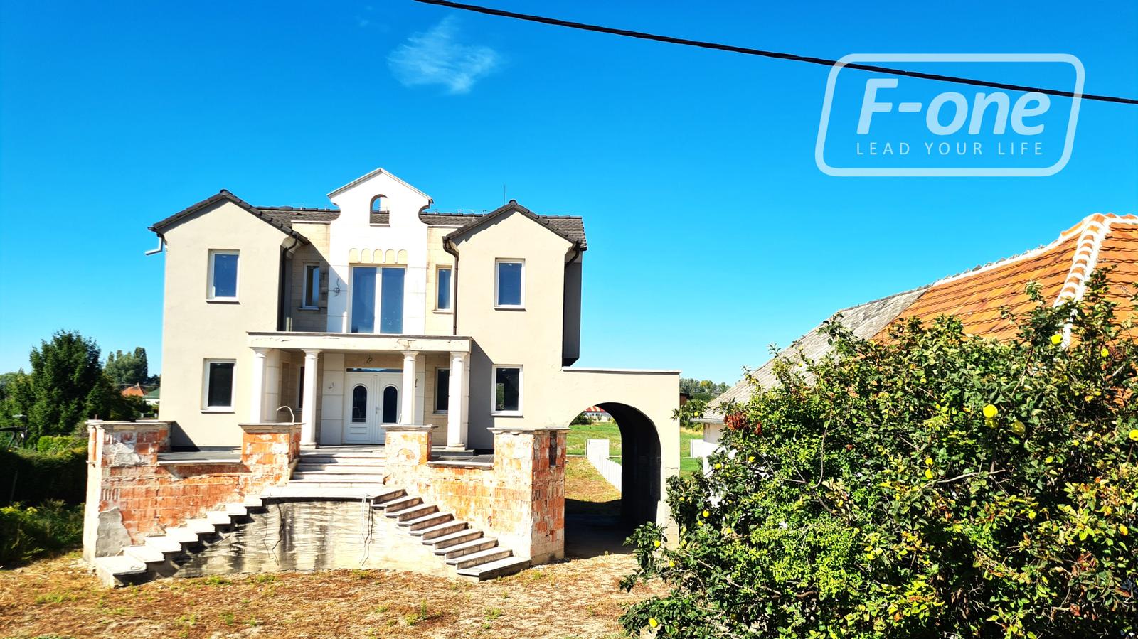 NA PREDAJ - Vila, v obci Moča, okr. Komárno s výhľadom na Dunaj.