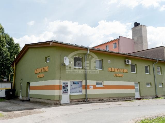 Komerčná budova s 2-izbovým bytom vo Vranove nad Topľou – fotka 2