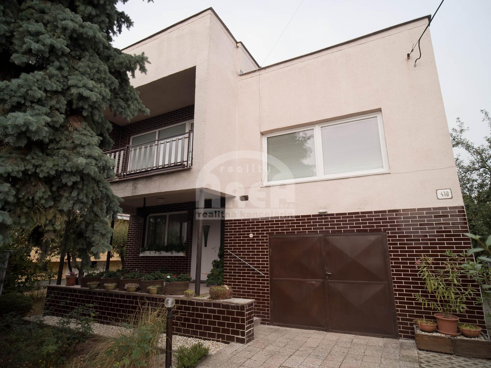Dvojpodlažný rodinný dom v obľúbenej obci Zalužice