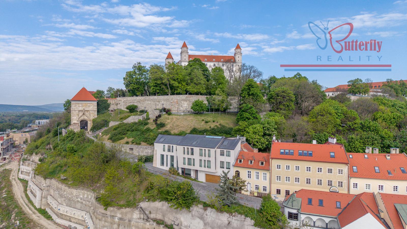 Bývanie s pečaťou histórie: Barokový meštiansky dom priamo pod Bratislavským hradom – fotka 2