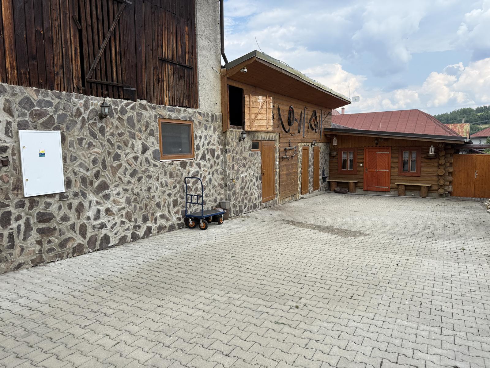 JEDINEČNÁ PRÍLEŽITOSŤ – dom, koliba a výrobňa v jednom areáli, Polomka na Horehroní pod Nízkymi Tatrami.