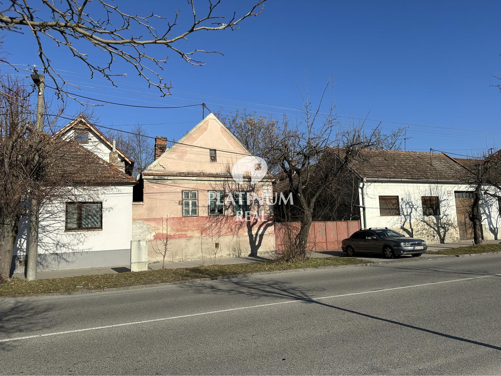 Pozemok s pôvodnými rodinnými domami v centre Vajnor - BA III