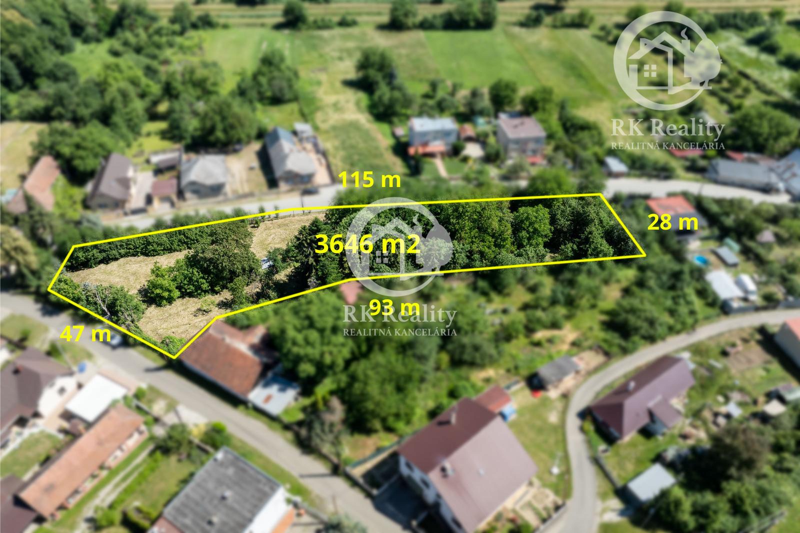 Slnečný pozemok s rozlohou 3646 m2 v centre obce Janík