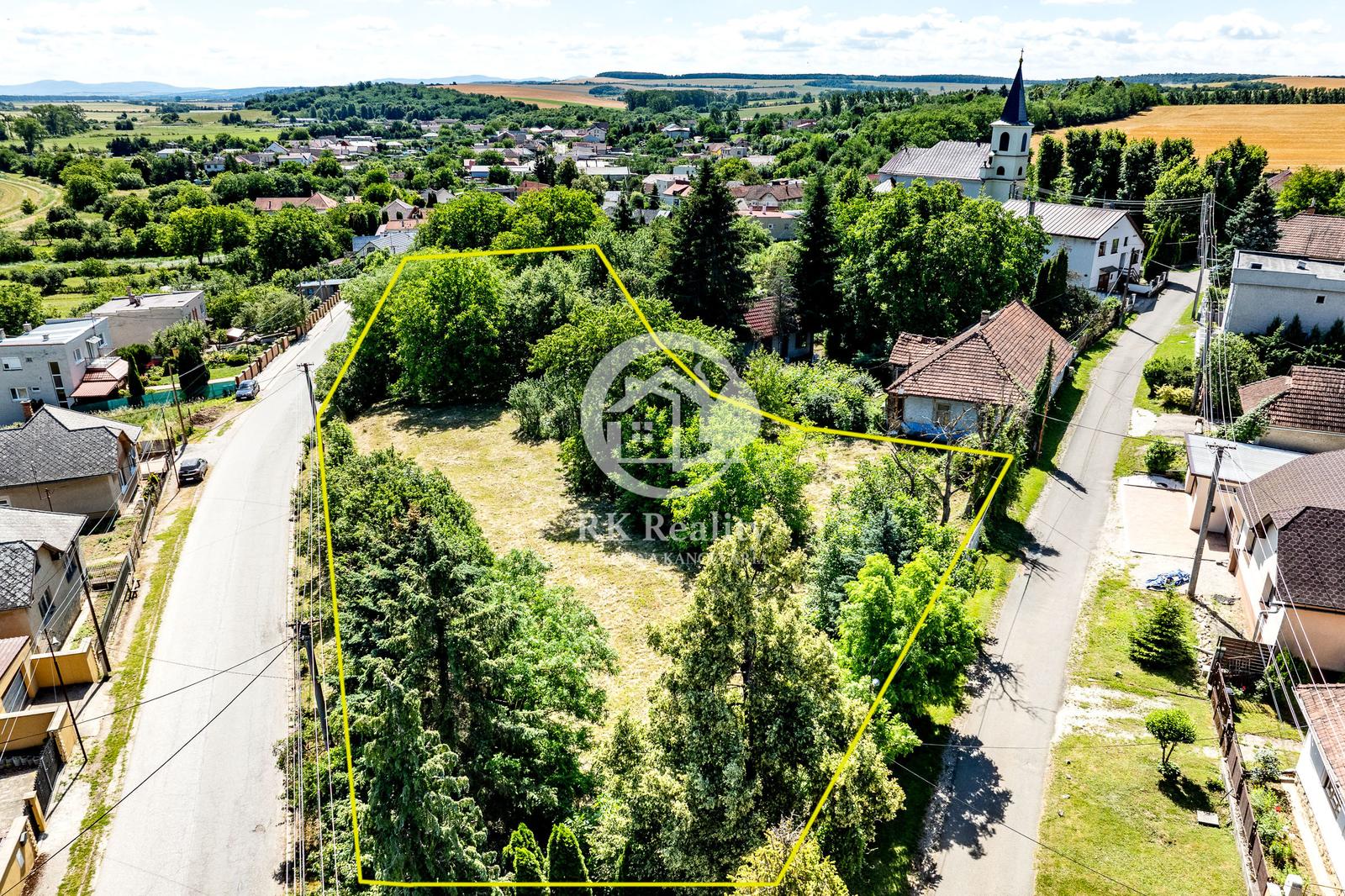 Slnečný pozemok s rozlohou 3646 m2 v centre obce Janík – fotka 2