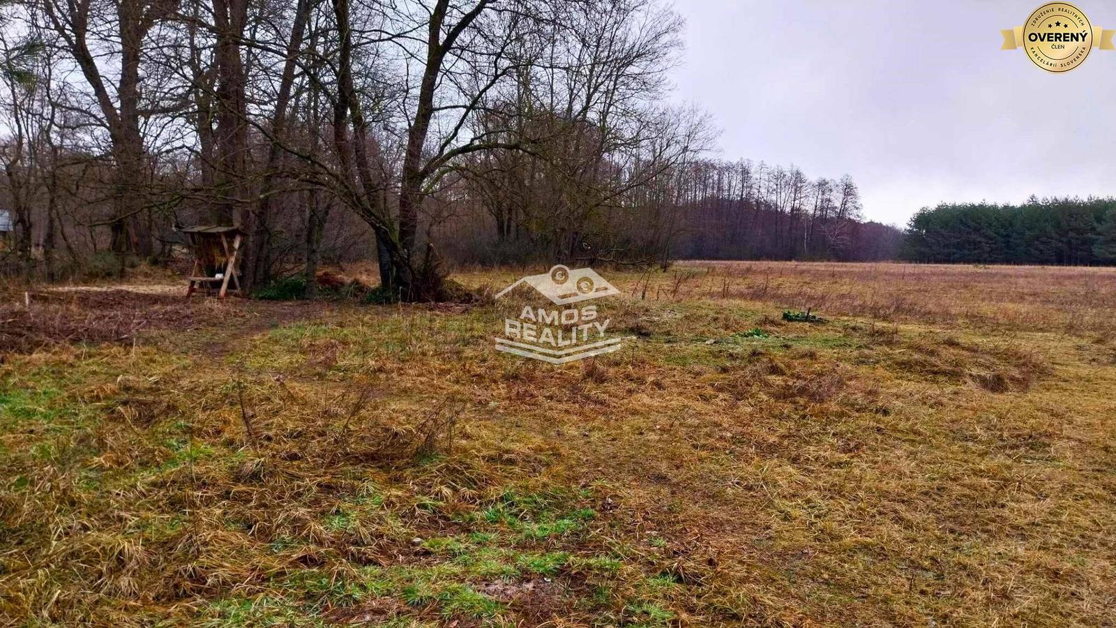 PREDAJ, krásny rovinatý stavebný pozemok 997 m2, priamo v lese, Tomky