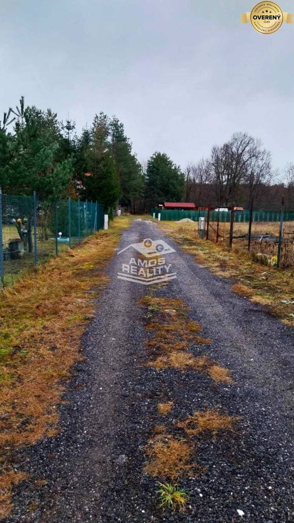 PREDAJ, krásny rovinatý stavebný pozemok 997 m2, priamo v lese, Tomky – fotka 2