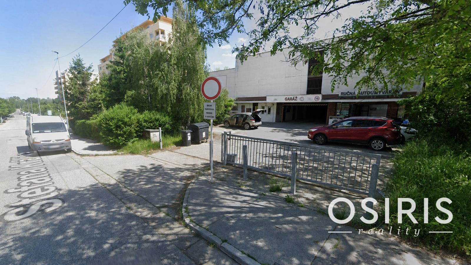 Samostatná garáž v zabezpečenom parkovacom dome – Štefana Králika