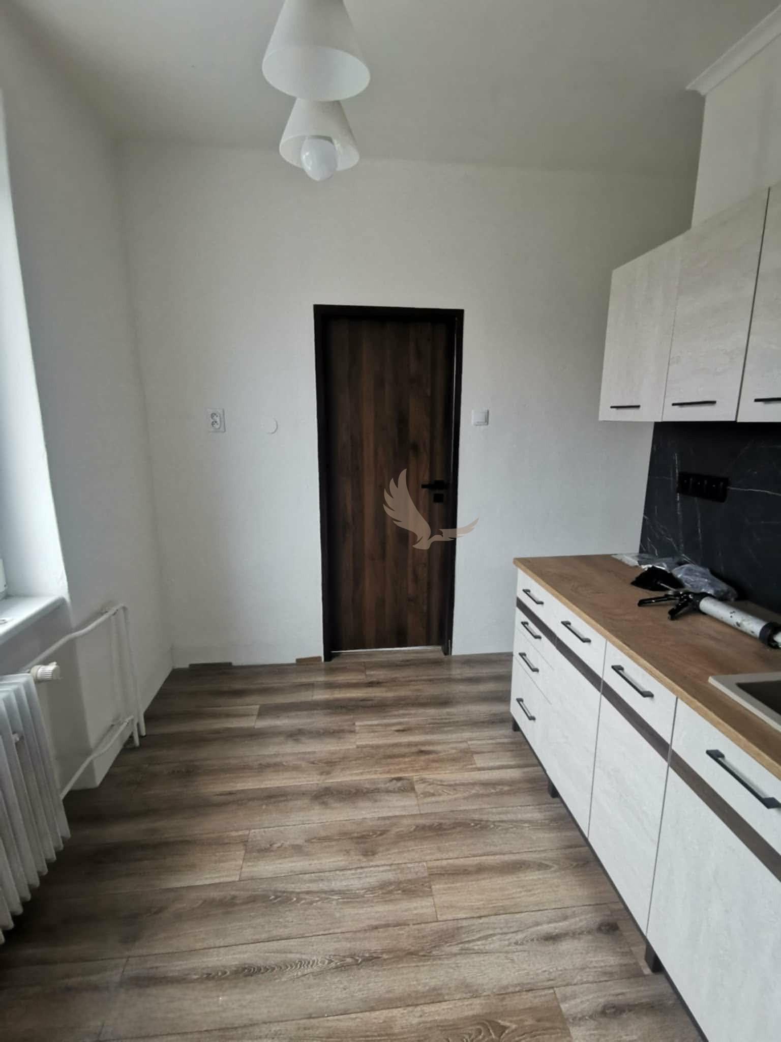 PREDAJ: 2-izbový byt s balkónom – Valaská, Hronská ulica – fotka 2