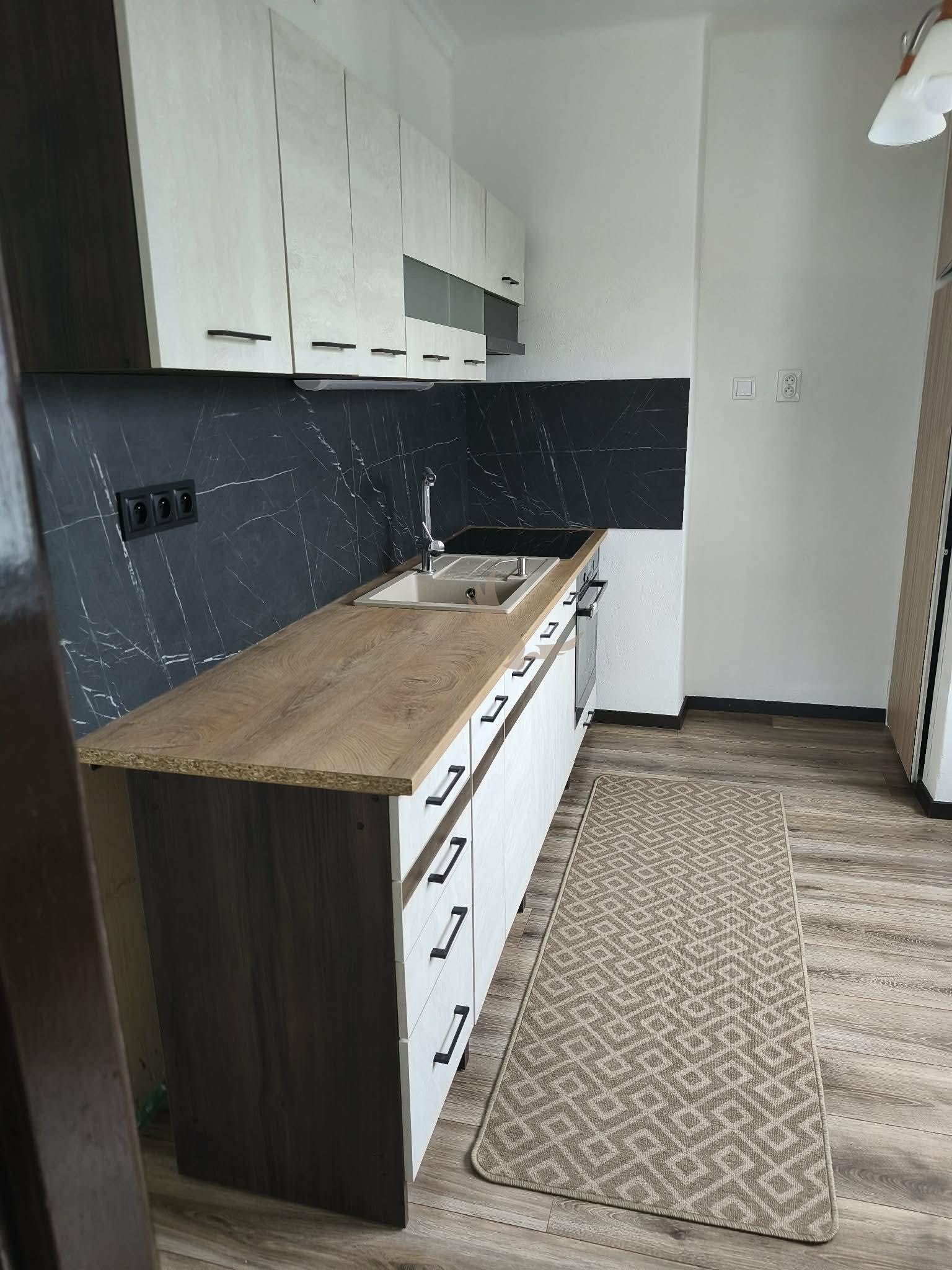 PREDAJ: 2-izbový byt s balkónom – Valaská, Hronská ulica