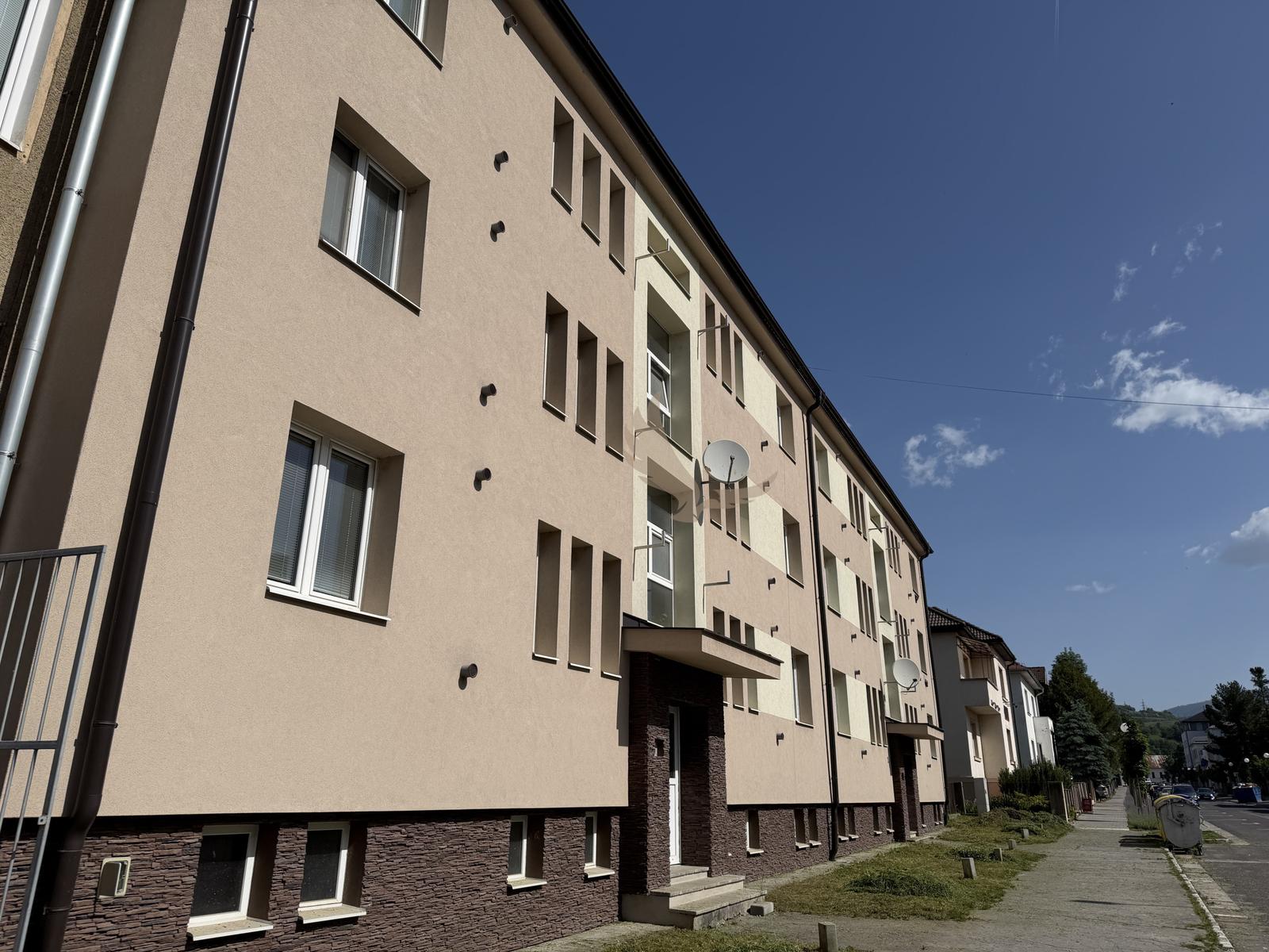 Exkluzívne na predaj - 2 izbový byt priamo v centre Brezna – fotka 2