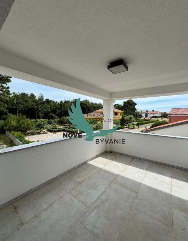 Exkluzívne na predaj: Priestranný 3-izbový apartmán (80 m²) so strešnou terasou na ostrove Vir!