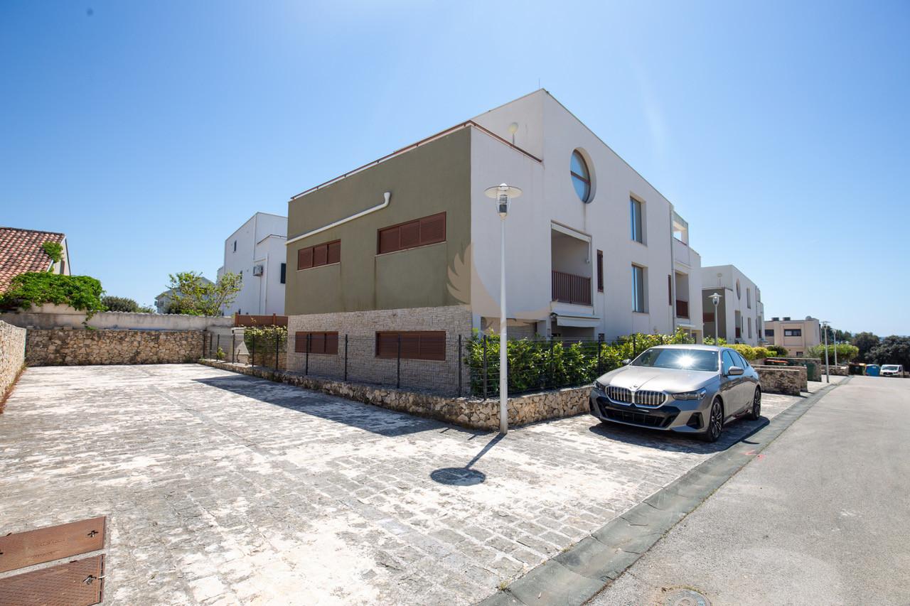 Chorvátsko , Petrčane - Na predaj zariadený penthouse s panoramatickým výhľadom na more, 100 m od pláže!