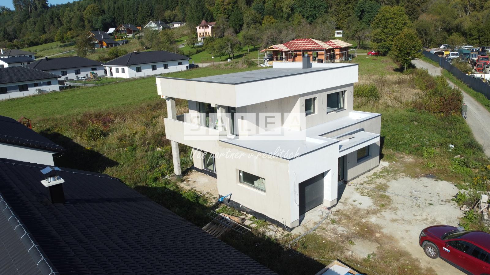 HLINIK NAD VÁHOM - HOLODOM -  5 IZBOVÝ RD + 849m2 POZEMOK – fotka 2