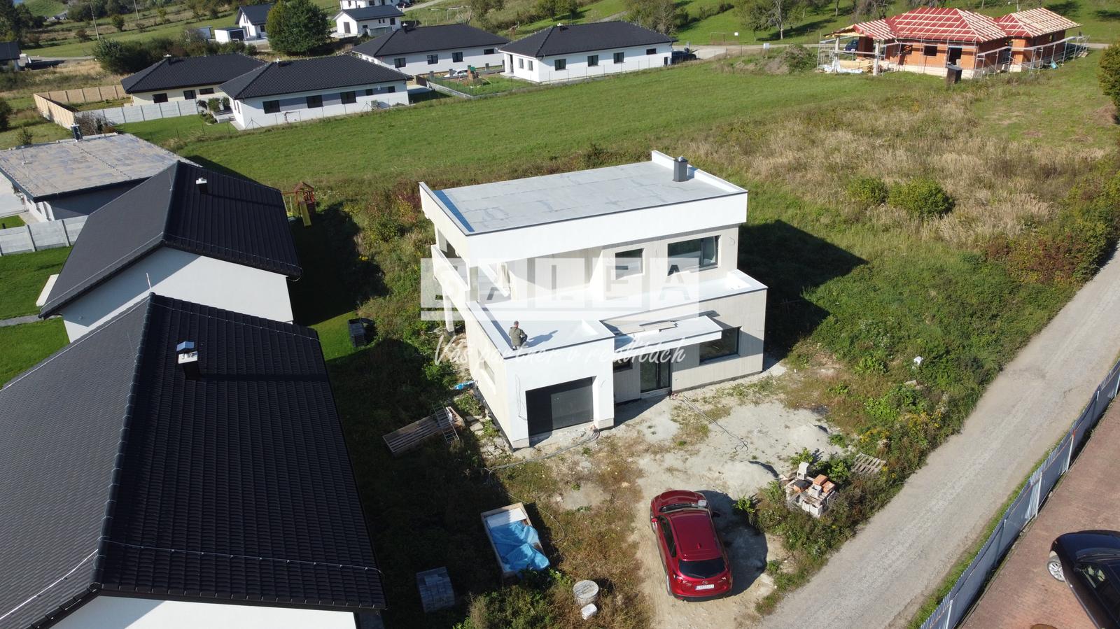 HLINIK NAD VÁHOM - HOLODOM -  5 IZBOVÝ RD + 849m2 POZEMOK