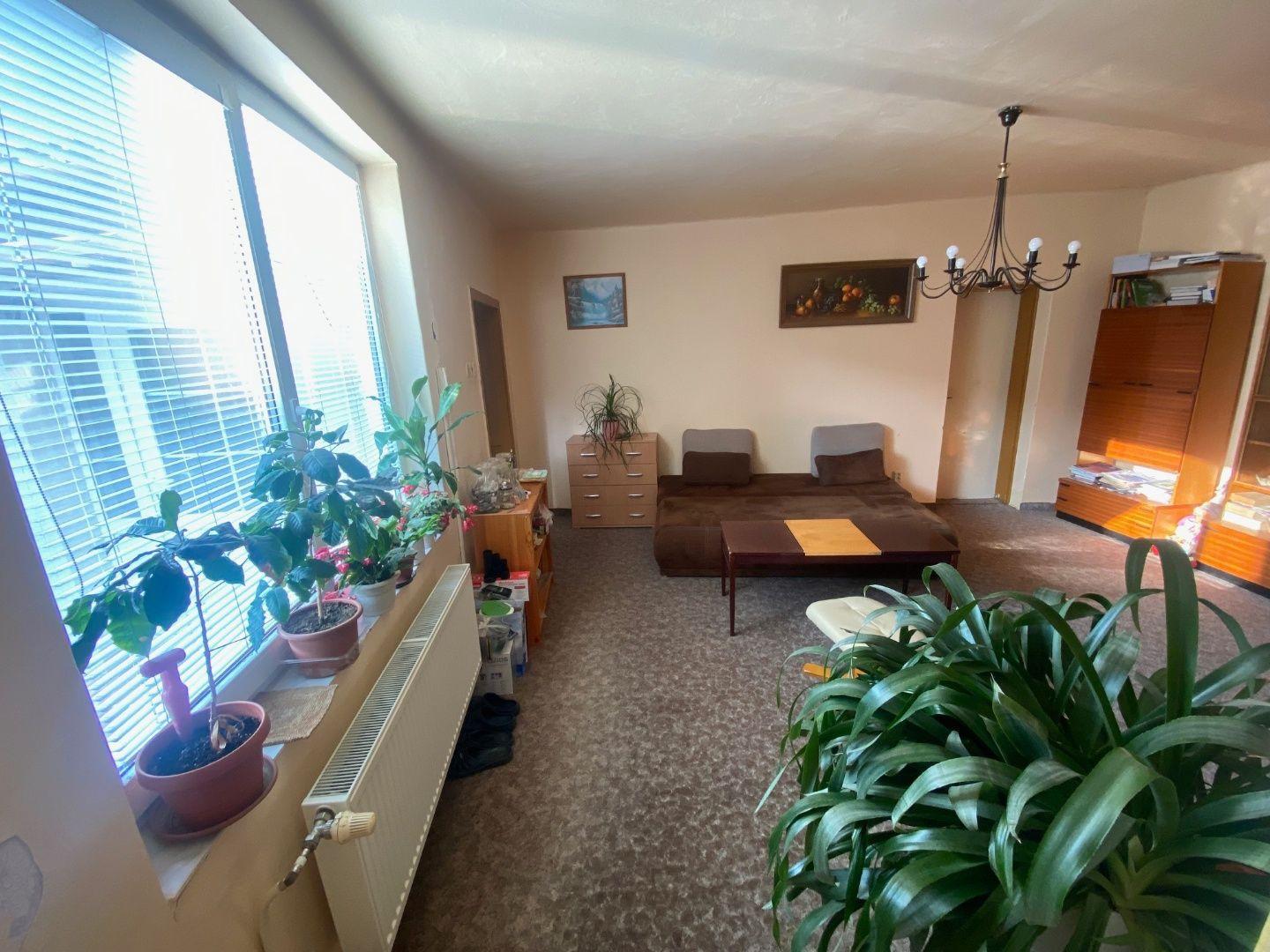 Veľký pozemok 2 142 m² v Slovenskom Grobe – rodinný dom 110 m², všetky IS