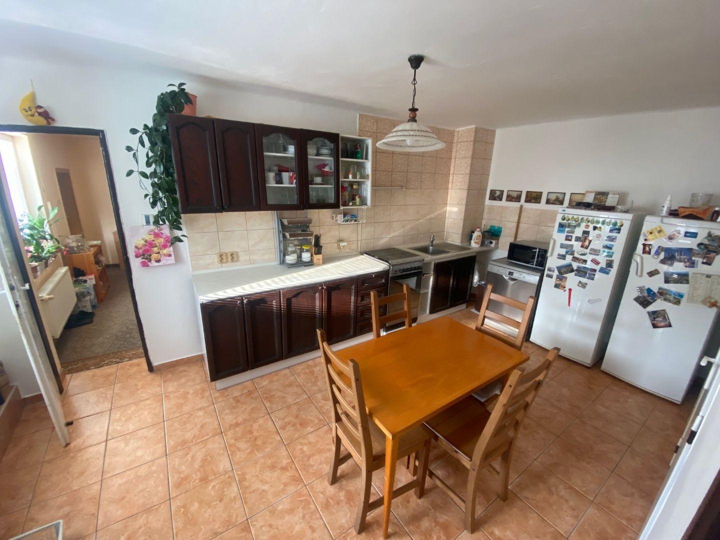Veľký pozemok 2 142 m² v Slovenskom Grobe – rodinný dom 110 m², všetky IS – fotka 2