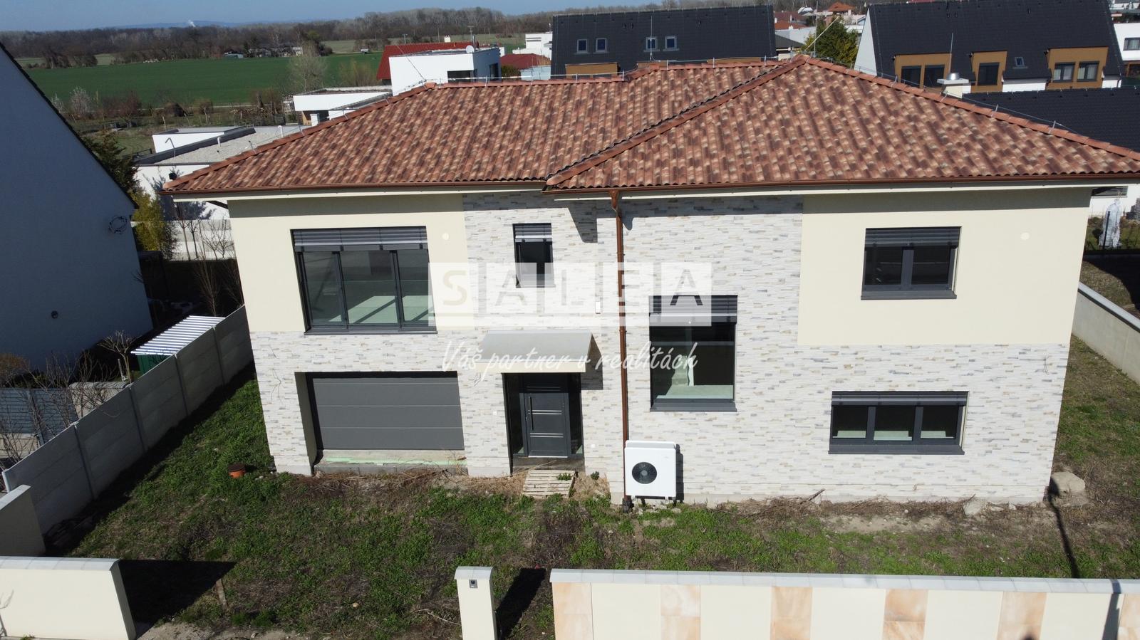 Exkluzívny poschodový dom v lukratívnej lokalite v Čunove, 286 m2, slnečný pozemok 571 m2