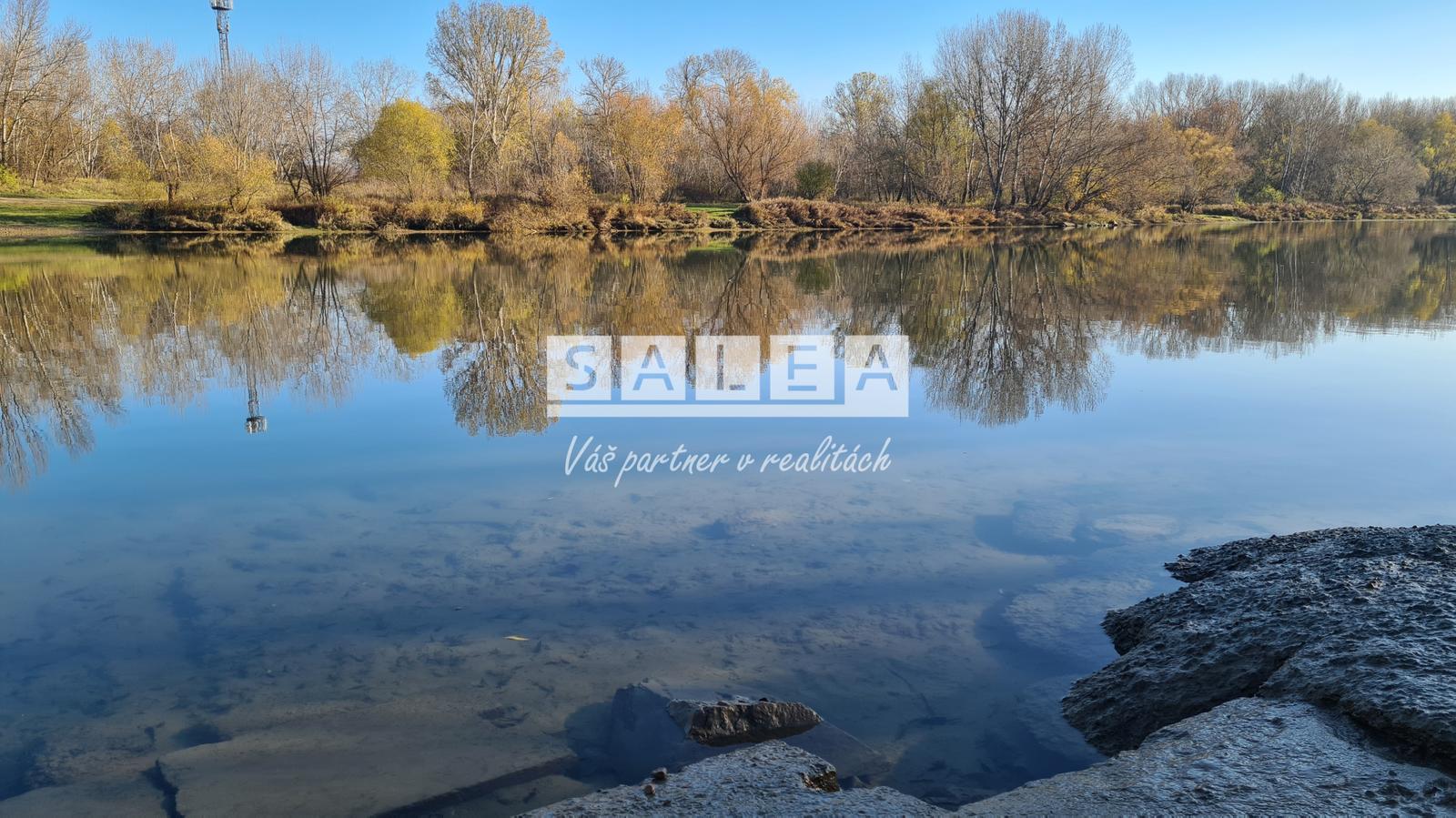 Pre konkrétneho klienta hľadám záhradu s chatkou v Kráľovej nad Váhom priamo pred Váhom, nie v bránach