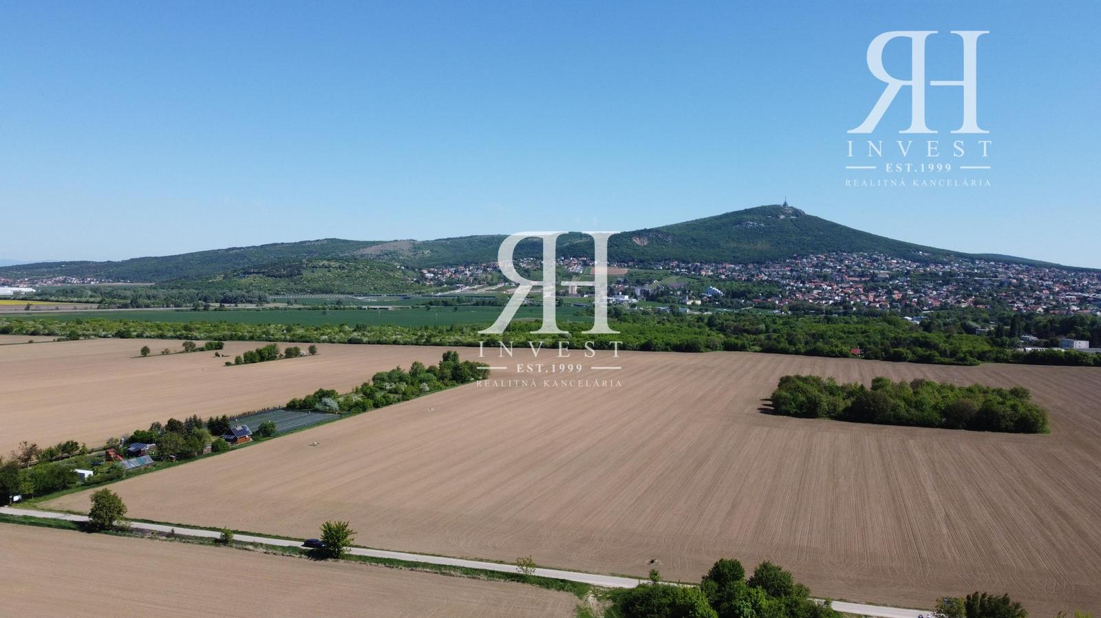 Kúp záhradu 500 m2 a bývaj do 100 000 € vo vlastnom dome