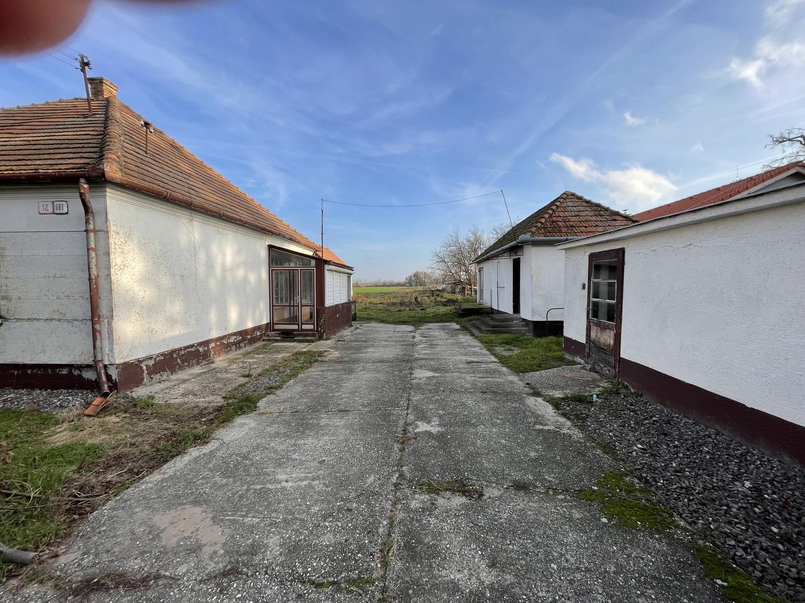 RK4 - NA PREDAJ - Rodinný dom s pozemkom 1968 m2 v meste  NESVADY – fotka 2