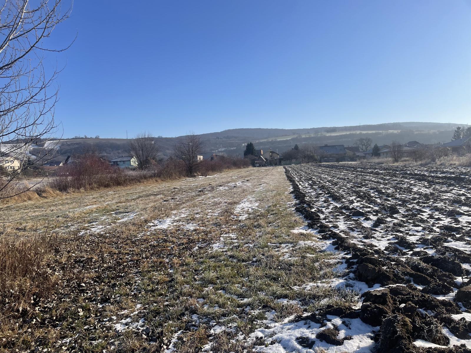 RK4 - NA PREDAJ - Krásny pozemok na stavbu rodinného domu  - Ratnovce -  okres  Piešťany – fotka 2